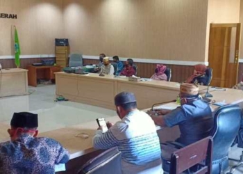 Rapat Internal DPRD Kabupaten Boalemo dipimpin langsung Ketua DPRD, Karyawan Eka Putra Noho didampingi Wakil Ketua, Muslimin Haruna, Jumat (8/5/2020).(F. Narto/HL)