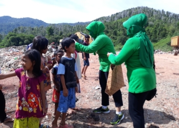 Nampak inu-ibu Persit Kodim Buol Toliti membagikan sembago kepada warga kurang mampu di Kecamatan Baolan. (F. Istimewa)
