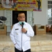 Gubernur Gorontalo Rusli Habibie diwawancarai wartawan usai penyerahan bantuan pangan kepada karyawan toko, Jumat (29/5/2020). (f..istimewa)