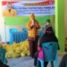 Idah Syahidah Anggota Komisi VIII DPR RI Idah Syahidah saat kunjungan reses sekaligus membagikan bantuan paket sembako di Desa Bualemo, Kecamatan Kwandang, Gorontalo Utara, Jumat (15/5/2020). (f.istimewa)