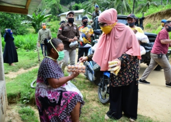 Anggota DPR RI Dapil Gorontalo Idah Syahidah turun membagi-bagikan bantuan kepada masyarakat.