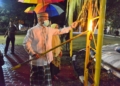Gubernur Gorontalo Rusli Habibie saat menyalakan lampu botol yang sudah terpasang di gerbang adat atau alikusu mengawali tradisi tumbilotohe, Selasa (19/5/2020). (F. Salman/Humas).