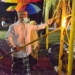 Gubernur Gorontalo Rusli Habibie saat menyalakan lampu botol yang sudah terpasang di gerbang adat atau alikusu mengawali tradisi tumbilotohe, Selasa (19/5/2020). (F. Salman/Humas).