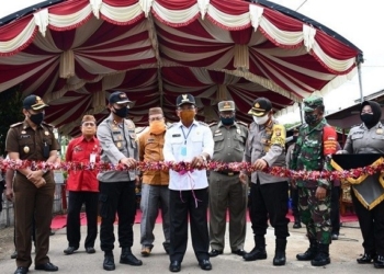 Bupati Boalemo Darwis Moridu bersama jajaran TNI dan Polri meresmikan Kampung Tangguh Nusantara di Desa Tenilo, Tilamuta, Kamis (16/7/2020).(f.humas)