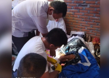 Proses visum luar yang dilakukan tenaga medis, terhadap jasad IL, pria yang tewas gantung diri di Gorontalo Utara, Rabu (1/7/2020). (F. Istimewa)