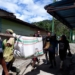 Warga mengevakuasi jenazah penambang asal Kabupaten Banggai yang tewas tetrimbun longsor di lokasi tambag Suwawa, Bone Bolango, Gorontalo. (f. Istimewa)