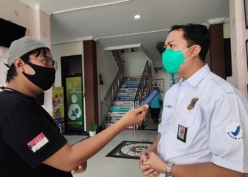 Kepada BPOM Gorontalo, Agus Yudi Prayudana saat memberi keterangan terkait kasus keracunan makanan Napi Kelas 2 A Gorontalo. (f. Anki/nn)