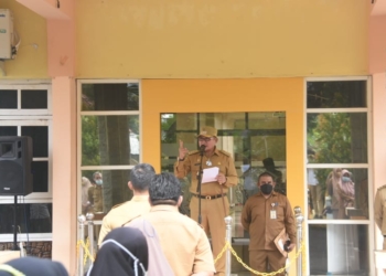 Walikota Gorontalo Marten Taha memimpin apel perdana usai libur lebaran Idul Fitri, Senin (17/5/2021).(f.hms)