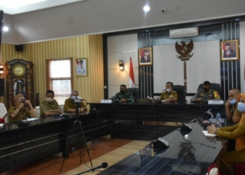 Jajaran Pemda Gorut saat mengikuti rapat virtual dengan Presiden RI Joko Widodo, Senin (17/5/2021).(f.istimewa)