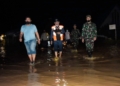 Bupati Pohuwato Saipul Mbuinga turun meninjau lokasi banjir disejumlah desa.(f.hms)