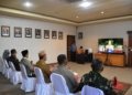 Plt Bupati Boalemo Ir. H. Anas Jusuf MSi bersama unsur Forkopimda mengadakan rapat virtual bersama Presiden Jokowi.(F.HMS)