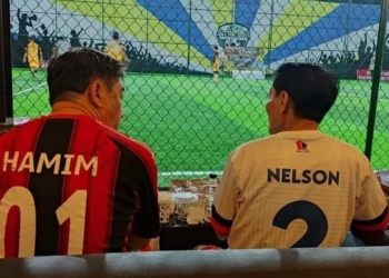 Bupati Bonebol, Hamim Pou nomor punggung 01 dan Bupati Gorontalo, Nelson Pomalingo kenakan nomor 2 saat main futsal bareng. (f. Istimewa)