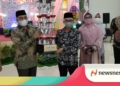 CStaf Ahli Wali Kota Bidang SDM dan Kemasyarakatan Setda Kota Gorontalo, Mahmud Baderan, mewakili Pemerintah Kota Gorontalo, saat menerima Piala Juara Umum STQH tingkat Provinsi Gorontalo tahun 2021.