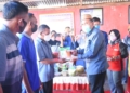 Plt Bupati Boalemo Ir. H. Anas Jusuf MSi didampingi Kadis Pertanian Boalemo Roslina Karim menyerahkan bantuan benih jagung hibrida R-7 kepada kelompok tani.(F.HMS)