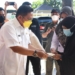 Walikota Gorontalo Marten Taha menyerahkan bantuan kepada masyarakat.(f.hms)