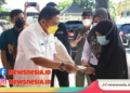 Wali Kota Gorontalo, Marten Taha saat memberikan bantuan kepada para pelaku UMKM. (f. istimewa/nn)