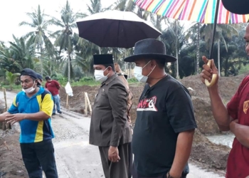 Bupati Indra Yasin bersama Anggota DPRD Lukum Diko meninjau lokasi pembangunan jembatan di Desa Ilangata Kecamatan Anggrek.(f.hms)