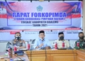 Plt Bupati Boalemo Anas Jusuf bersama Forkopimda mengikuti rapat koordinasi penanganan Covid-19 tingkat Provinsi Gorontalo melalui virtual.(F.HMS)