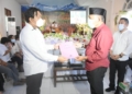 Plt Bupati Boalemo Anas Jusuf menyerahkan akta kematian kepada keluarga Pendeta Markus Pua di Desa Kaaruyan Kecamatan Mananggu.(f.hms)