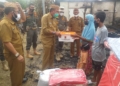 Plt Bupati Boalemo Anas Jusuf menyerahkan bantuan kepada korban kebakaran di Desa Tapadaa Kecamatan Botumoito Kabupaten Boalemo.(f.hms)