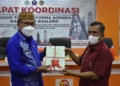 Plt Bupati Boalemo Anas Jusuf menerima sertifikat tanah milik pemerintah dari Kepala Kantor Pertanahan Kabupaten Boalemo, Abdul Manan.(f.hms)