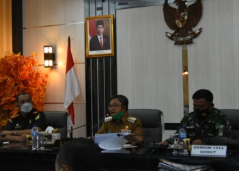 Bupati Gorut Indra Yasin mengikuti rapat virtual dengan Pemprov Gorontalo.