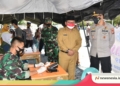 Wali Kota Gorontalo, Marten Taha saat meninjau pelaksanaan Vaksinasi, Senin (16/8). (f. istimewa/nn)