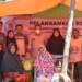 Anggota DPRD Gorut Matran Lasunte saat menemui konstituennya.