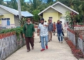 Ketua DPRD Kabupaten Boalemo, Karyawan Eka Putra Noho meninjau saluran di kawasan pemukiman Mahyani di Desa Rumbia.(f.nrt/newsnesia.id)