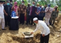 Plt Bupati Boalemo Anas Jusuf meletakkan batu pertama pembangunan Tauhid Center PPA LC Boalemo.(F.Fikri/Sespri)