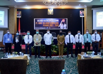 Bupati Hamim Pou bersama Wakil Bupati Merlan S. Uloli dan Sekda Ishak Ntoma berpose bersama tujuh peserta seleksi memperebutkan jabatan direksi BUMD PT. Bone Bolango Cemerlang masa jabatan 2021-2026, Senin (2/8/2021). (F.AKP/Diskominfo)