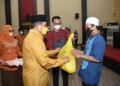 Walikota Gorontalo Marten Taha menyerahkan bantuan logistik kepada pengurus masjid terdiri dari imam, muadzin dan marbot se Kota Gorontalo.