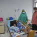 Bupati Pohuwato, Saipul Mbuinga menyempatkan waktu menjenguk Ibu Fatma Niode yang terbaring karena menderita tumor.