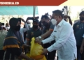 Wali Kota Gorontalo, Marten Taha saat menyerahkan bantuan Natura bagi Korban Banjir di Boalemo. (istimewa/nn)