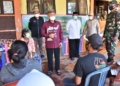 Bupati Pohuwato, Saipul Mbuinga, saat meninjau pelayanan vaksinasi di Puskesmas Motolohu Kecamatan Randangan, Kamis (02/09/2021).(f.hms)