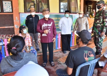 Bupati Pohuwato, Saipul Mbuinga, saat meninjau pelayanan vaksinasi di Puskesmas Motolohu Kecamatan Randangan, Kamis (02/09/2021).(f.hms)