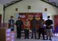 Penyerahan bantuan kepada warga yang ikut vaksin di Desa Molingkapoto Selatan, Kwandang