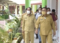 Wali Kota Gorontalo, Marten Taha saat meninjau pelaksanaan PTM di SMP Neg. 1 Kota Gorontalo, Senin (20/9). istimewa