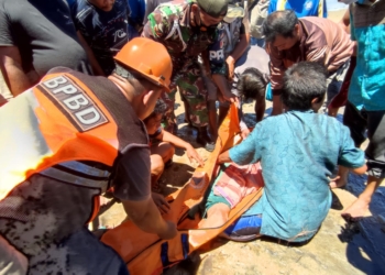 Petugas mengavakuasi mayat nelayan yang ditemukan di pantai.(f.istimewa)