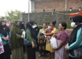 Ketua TP. PKK Boalemo, Dra. Lisna Mohi bersama Ketua Dharma Wanita Boalemo, Dr. Heldi Vani Alam, S.Pd, MM menyerahkan bantuan kepada masyarakat terdampak bencana banjir.(f.hms)