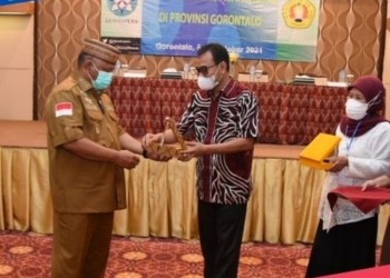 Gubernur Gorontalo saat membuka UKW Gratis yang difasilitasi oleh Dewan Pers di Hotel Maqna, Selasa (5/10). (istimewa/nn)