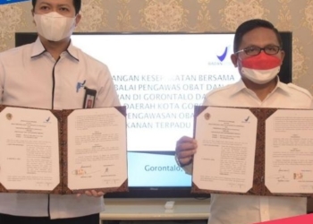 Wali Kota Gorontalo, Marten Taha saat MoU dengan pihak BPOM untuk meningkatkan pengawasan. (istimewa/nn)