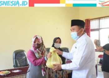 Plt. Bupati Boalemo, Anas Jusuf saat menyerahkan bantuan penerima manfaat ke Pelaku UMKN di Wonosari, Rabu (29/9). (istimewa/nn)