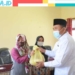 Plt. Bupati Boalemo, Anas Jusuf saat menyerahkan bantuan penerima manfaat ke Pelaku UMKN di Wonosari, Rabu (29/9). (istimewa/nn)