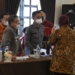 Bupati Indra Yasin bersama sejumlah pejabat tengah berdiskusi dengan Mensos RI Tri Risma Hariningsi dalam kunjungan kerja di Gorontalo.(f.istimewa)