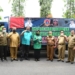Bupati Gorut Indra Yasin menyerahkan bantuan bencana ke Pemda Kabupaten Gorontalo.(f.hms)
