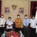 Bupati Gorontalo Utara Indra Yasin, menerima kunjungan kerja dari pihak Bank Indonesia terkait permohonan audience, terhadap rencana terkait launching Tim Percepatan dan Perluasan Digitalisasi Daerah (TP2DD),Rabu (13/10/2021).(f.hms)