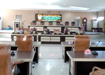 Rapat dengar pendapat Komisi I DPRD Gorut terkait dugaan penyelewengan setorat pajak di Desa Titidu Kecamatan Kwandang.