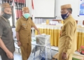 Plt Bupati Boalemo Anas Yusuf bersama Kadis Kumperindag Hasan Makuta didampingi Kabid UKM menyerahkan bantuan IKM kepada kelompok usaha Sinar Family di Kecamatan Dulupi, Selasa (24/08/2021).(f.istimewa)