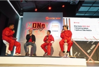 Konferensi Pers Launching New ONe Mobile App by OCBC NISP - (Kiri - Kanan) Boris Bokir, Ka Jit, selaku Direktur Bank OCBC NISP, Adjis Doa Ibu, dan Indra Jegel, tengah berbincang seru mengenai kemudahan fitur New ONe Mobile. Jumat (15/10/2021).(pr)